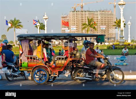 old transportation in phnom penh in 1600s.